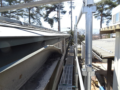 長野県須坂市雨どい修理事例|雪の重みによって曲がった軒樋や縦樋・集積器の交換の施工手順と価格について 写真