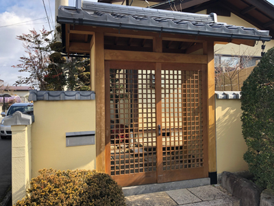長野市川中島町今井にて木製の門扉と塀の塗装を行いました Before 写真