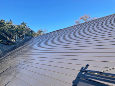 軽井沢町軽井沢でスレート屋根の葺き替え工事を行いました『ガルバニウム鋼板』 After 写真