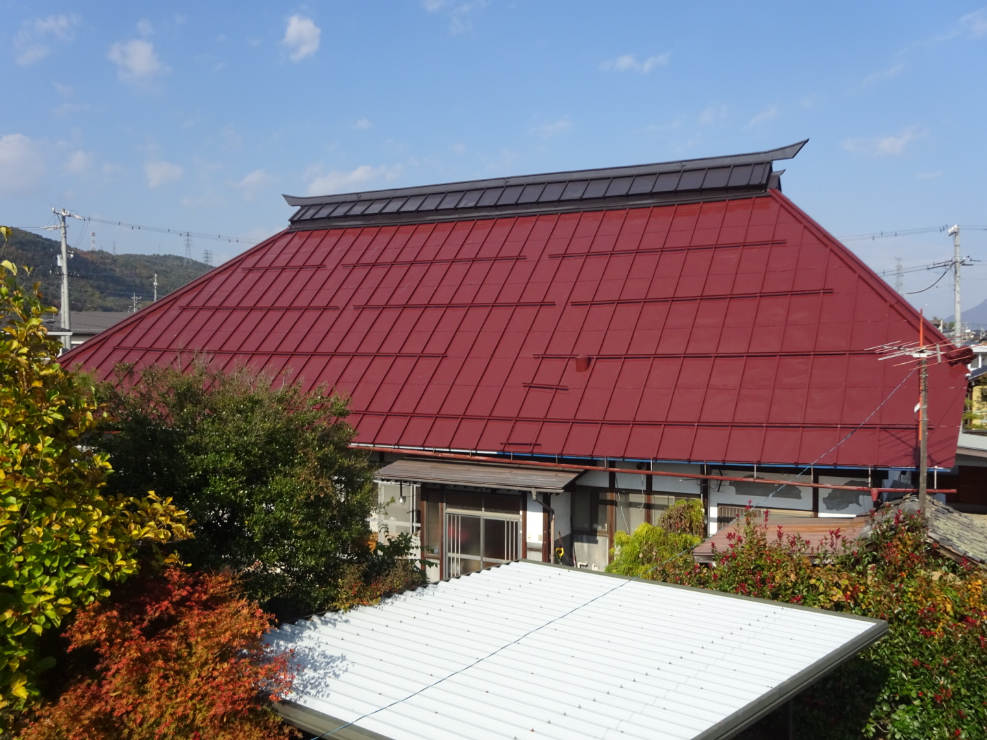長野市豊野で、金属屋根の塗装工事を行いました After 写真