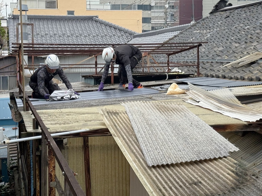 波板　施工中の様子