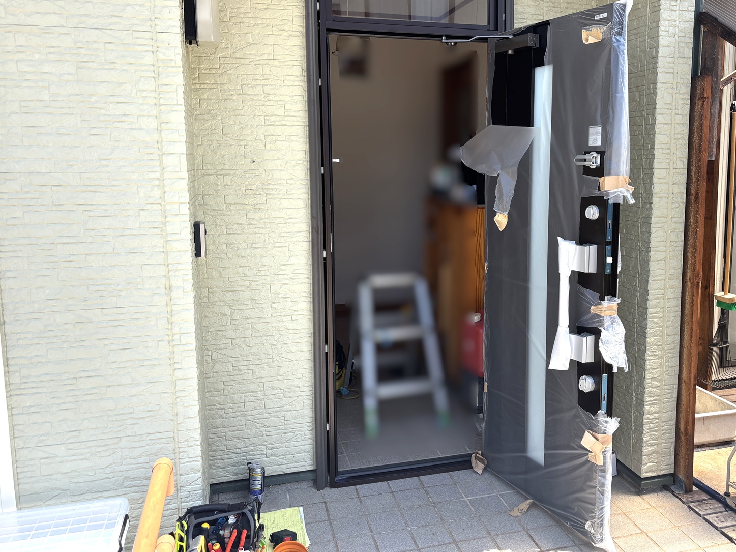 新規ドアの取り付け